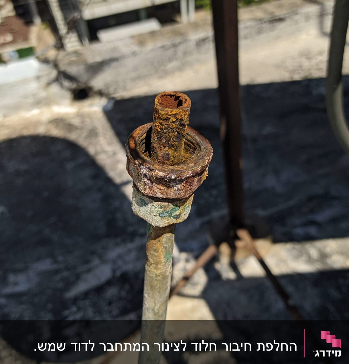 צינור חלוד של דוד שמש על גג